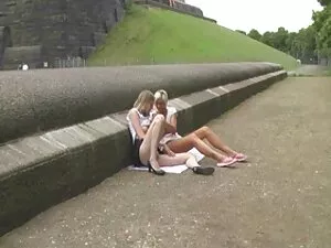 Busty赤毛の皮彼女の爪の下にジューシ ...