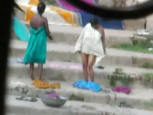女の子は彼を舐めさせ、優しいコックに完全 ...