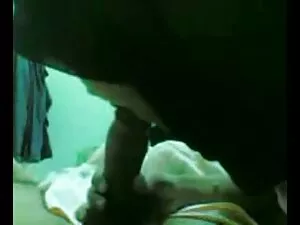 台所では、小さな牛は彼女のお尻にストッキ ...