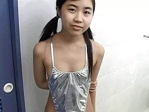 のショットカメラの彼が目を覚まし、美しい ...