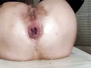 彼女の成熟したピアス乳首はゴム製のコック ...