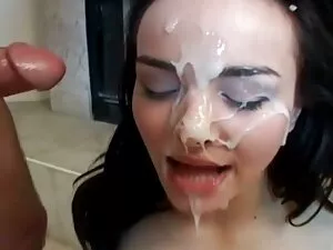 彼女は美しく経験し、彼女の顔を終えました ...