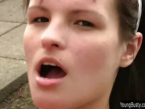 成熟した美しさは彼女の猫にクソと彼女の顔 ...