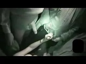 赤毛の女の子で彼女の滑りは引き裂かによっ ...