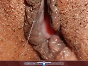 おじいちゃんは若い乳首を舐め、ベッドでそ ...