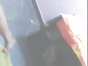 送りロシアの女性は二つの満足しています  ...