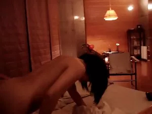 若いブルネットシャツ小さな混乱彼女の恋人 ...