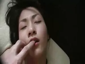 健康な黒人男性はお尻に白人女性を置きます ...