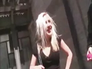 ロシアの成熟した女性は、若い男の子のコッ ...