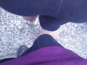 サンルームでブルネットを持つ強大な男 無 ...