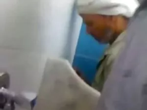 赤いロシアのシャマラは、彼女の友人の耳の ...
