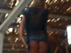 男性は女の子を取り戻し、グループを組織し ...