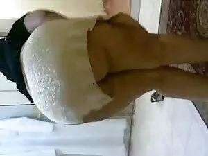 若いカップルが野生のハトの前を歩いた 無 ...